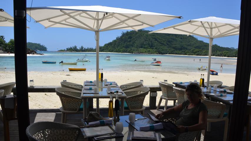 Schöner kann man nicht zu Mittag essen - ein Restaurant am Strand von Mahe.