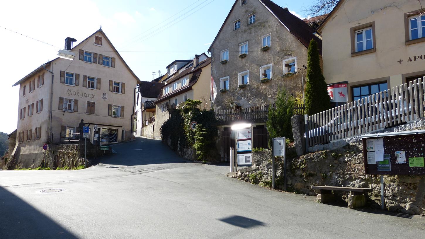 Der Markt Egloffstein — hier im Bild das historische Rathaus — steht finanziell wieder besser da als in der Vergangenheit. Die Gemeindekämmerin pocht weiter auf eine sparsame Haushaltsplanung.