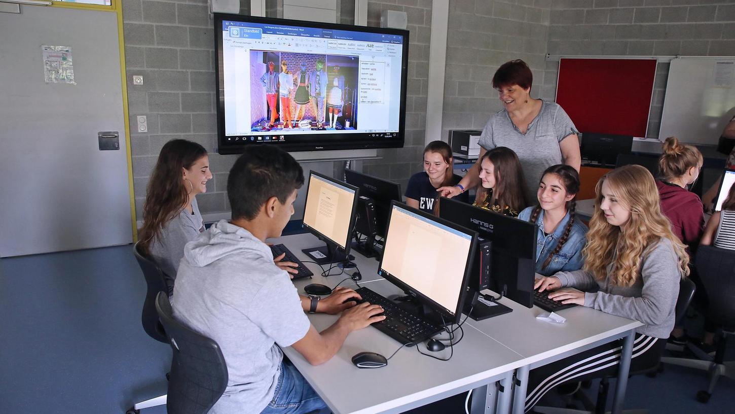 Am Herder-Gymnasium Forchheim gibt es seit rund einem Jahr einen neuen Medienraum, in dem die Schüler Aufgaben am PC lösen können. Am großen Bildschirm, dem „Active Panel“, macht Lehrerin Marion Schweinzer es vor.