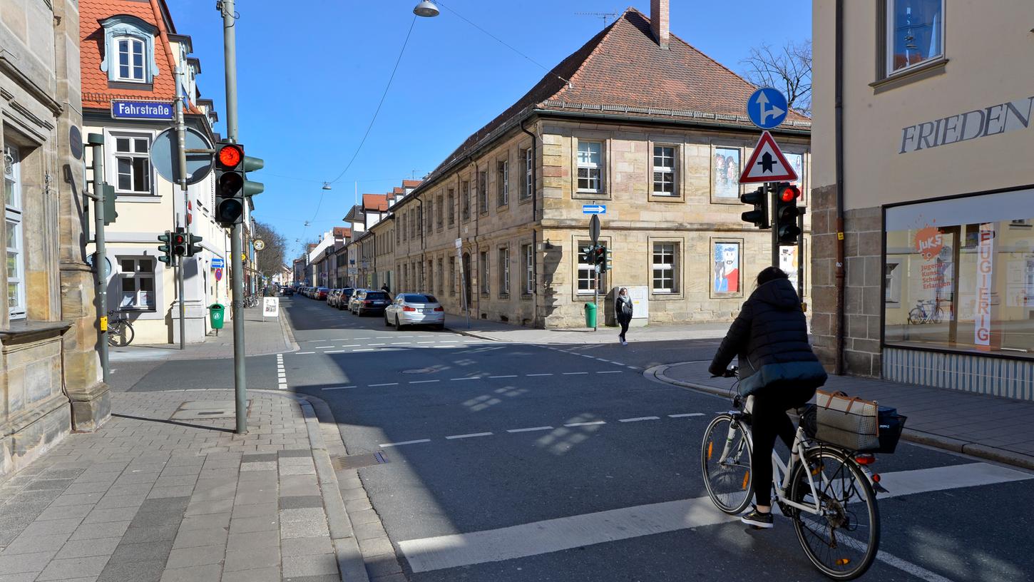 Im Zuge der Öffnung für den Rad-Gegenverkehr, die noch beschlossen werden muss, wird wohl der Knotenpunkt Friedrichstraße/Fahrstraße umgebaut und die Ampelanlage entfernt.