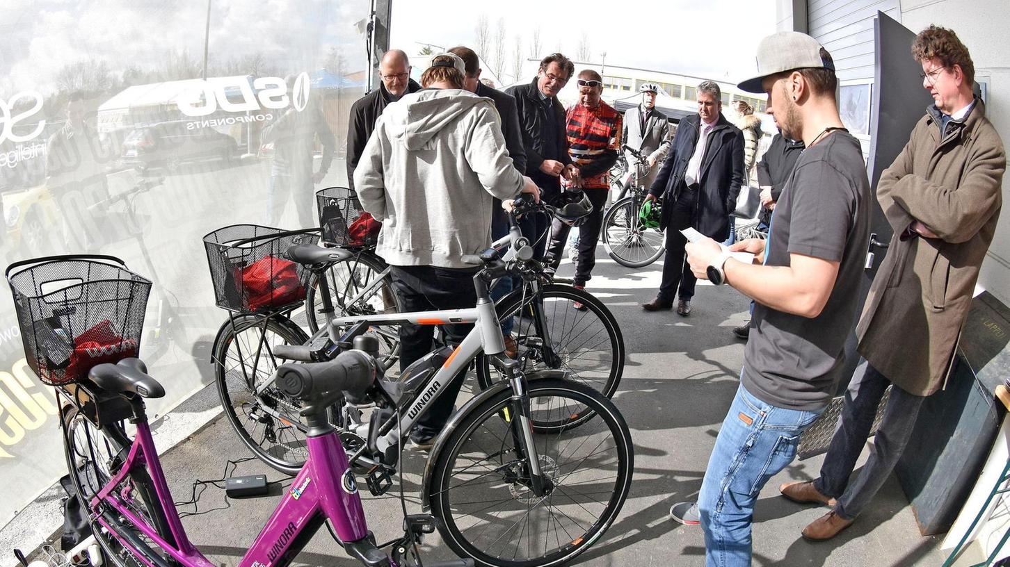 Bürgermeister radeln mit E-Bikes 