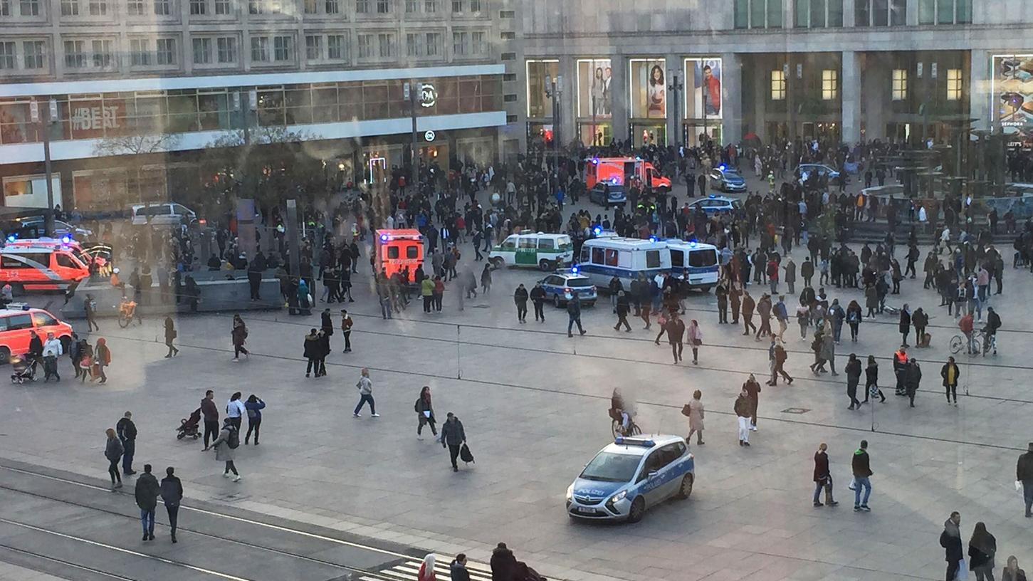 In Berlin haben sich am Donnerstagabend 400 Leute versammelt. Wie die Polizei berichtet, kam es zu einer Massenschlägerei.