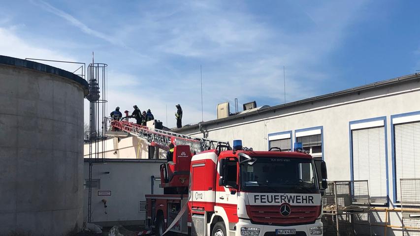 Löschzug rückt mit Säge an: Feuer in Ernst-Sachs-Straße