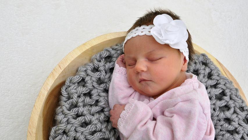 Herzlich Willkommen! Am 18. März wurde Monika im Krankenhaus Hallerwiese geboren. Bei 53 Zentimetern brachte das Baby 3460 Gramm auf die Waage.
