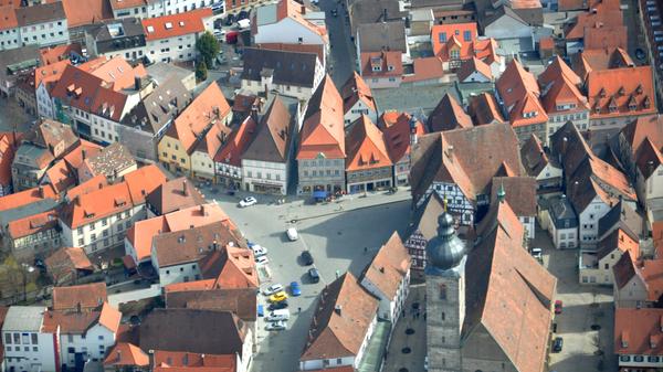 Das Herz Forchheims, der Rathausplatz, an einem milden Frühjahrsmorgen.
