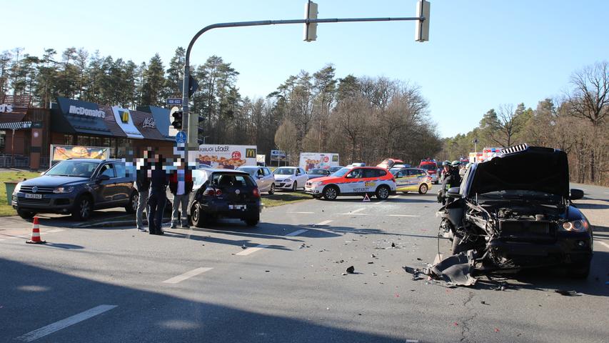 Unfall zwischen VW Golf und BMW: Stau auf der Regensburger Straße