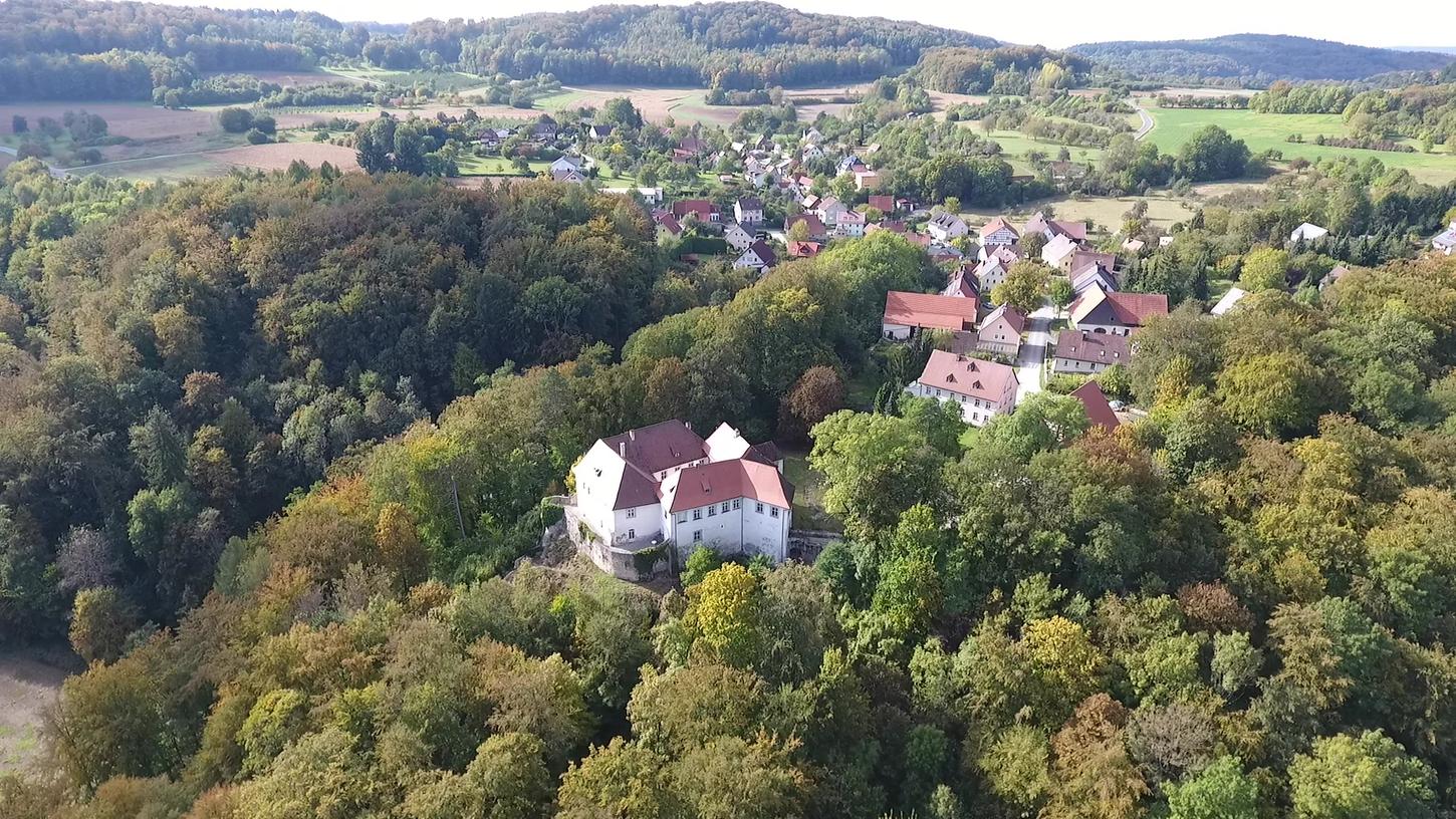 Das Schloss Hundshaupten aus der Vogelperspektive.