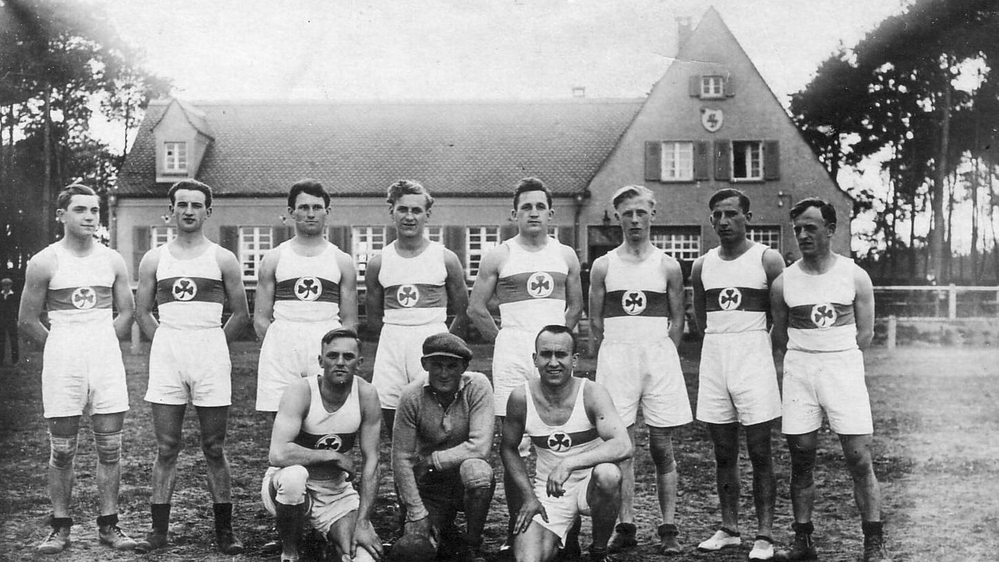 So sah es früher beim Tuspo aus: Die Feldhandball-Mannschaft steht im Jahre 1931 vor dem Vereinsgebäude an der Kronacher Straße.