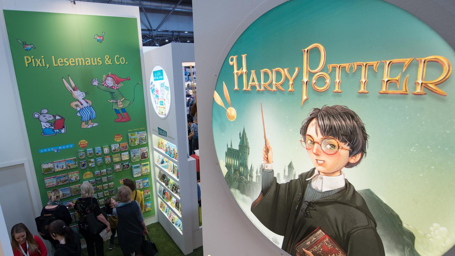 Bücher der Fantasy-Romanreihe Harry Potter werden am Stand von Carlsen auf der Leipziger Buchmesse ausgestellt.