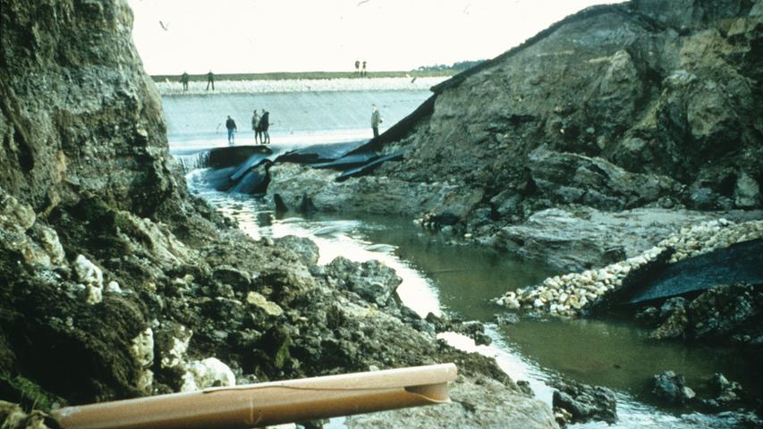 Die Fluten von Katzwang hatten den Glauben an das "Jahrhundertbauwerk" erschüttert. Viele Jahre vergingen, bis die Katzwanger sich hinter dem Damm wieder einigermaßen sicher fühlen konnten.