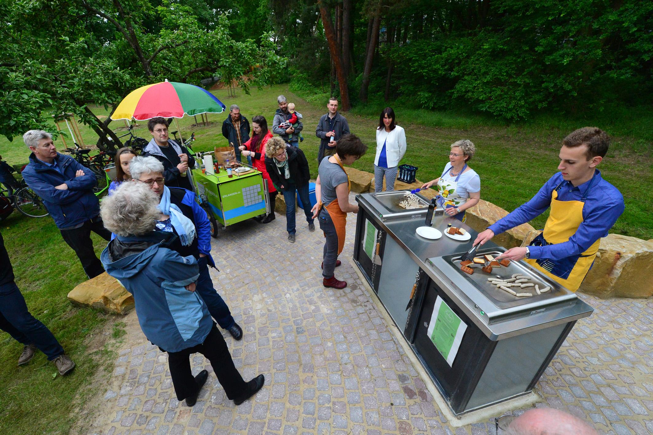 Die Lewin-Poeschke-Anlage, im Erlanger Volksmund auch “Bürgermeistersteg” genannt, zählt zu den beliebtesten Sommertreffs der Stadt. Bolz- und Spielplatz sorgen für die nötige Action, bevor es dann an den Grill geht.