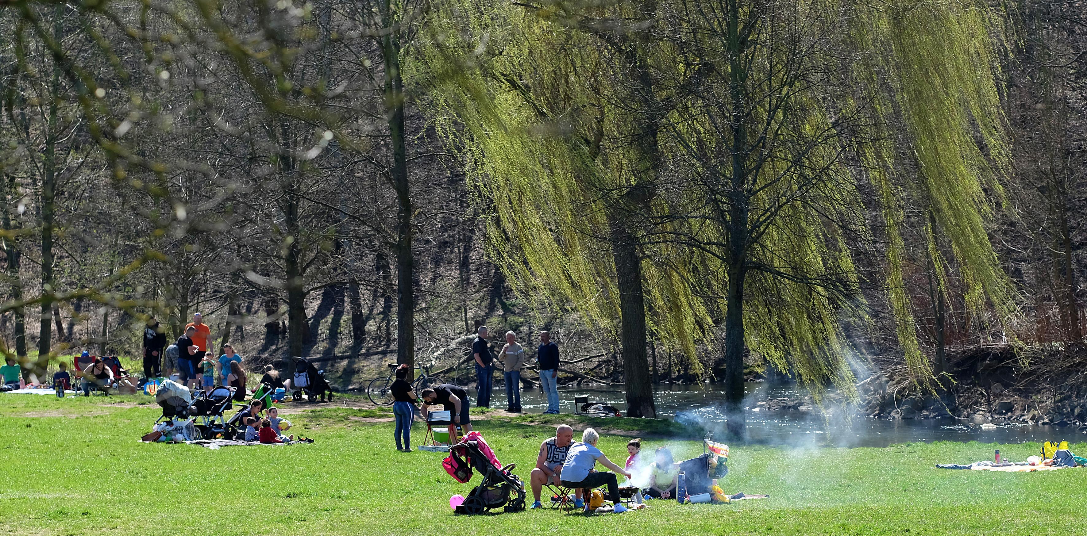 Die Sonne lacht, die Vögel zwitschern und damit ist auch die Grillsaison eröffnet: Für unsere fleischhungrigen Freunde stehen in Nürnberg, Fürth und Erlangen einige Grillplätze parat. So zum Beispiel am Pegnitzufer in der Frankenmetropole. Egal für welchen Grillplatz Sie sich entscheiden, einige Grundregeln sollten Sie immer beachten: Das Grillen ist nur von 9 bis 21 Uhr in Bereichen von Grünanlagen erlaubt, die mit Schildern "Grillplatz" markiert sind.