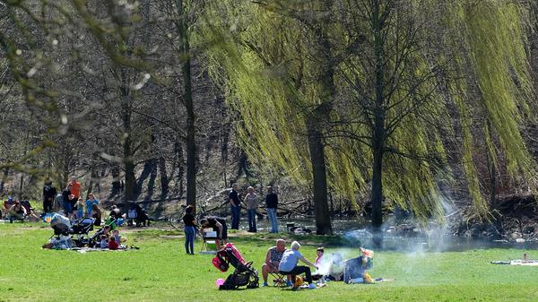 Die Sonne lacht, die Vögel zwitschern und damit ist auch die Grillsaison eröffnet: Für unsere fleischhungrigen Freunde stehen in Nürnberg, Fürth und Erlangen einige Grillplätze parat. So zum Beispiel am Pegnitzufer in der Frankenmetropole. Egal für welchen Grillplatz Sie sich entscheiden, einige Grundregeln sollten Sie immer beachten: Das Grillen ist nur von 9 bis 21 Uhr in Bereichen von Grünanlagen erlaubt, die mit Schildern "Grillplatz" markiert sind.