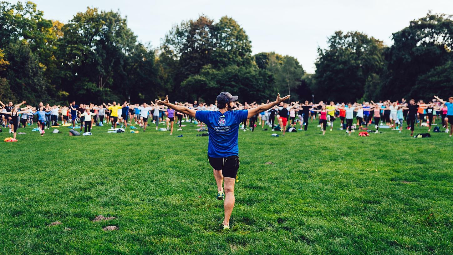 Der Vorturner könnte beim Lederhosentraining schon mal eine Lederhose tragen, die teilnehmenden Freizeitsportler tragen aber einfach ihre gewohnten Sportklamotten. Der Vorturner könnte beim Lederhosentraining schon mal eine Lederhose tragen, die teilnehmenden Freizeitsportler tragen aber einfach ihre gewohnten Sportklamotten.
