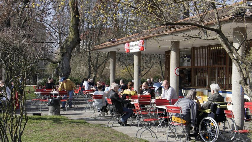 Mit Kind und Kegel: Nürnberger genießen Frühlingswonne im Stadtpark