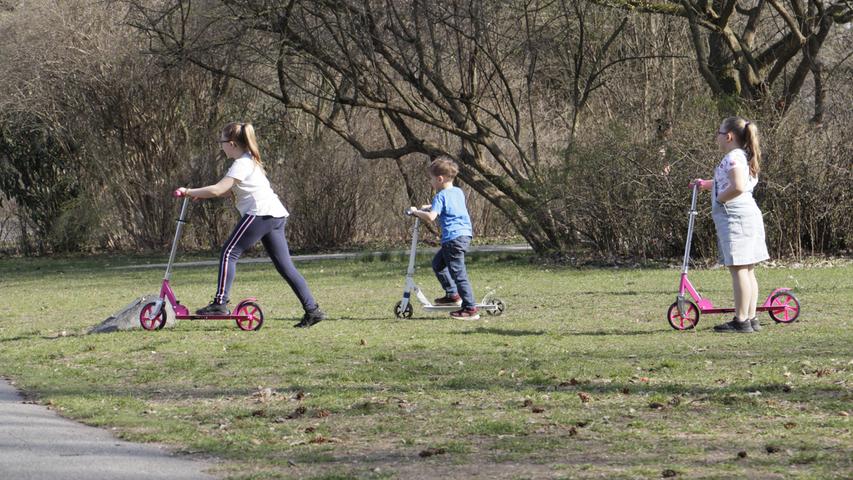 Mit Kind und Kegel: Nürnberger genießen Frühlingswonne im Stadtpark