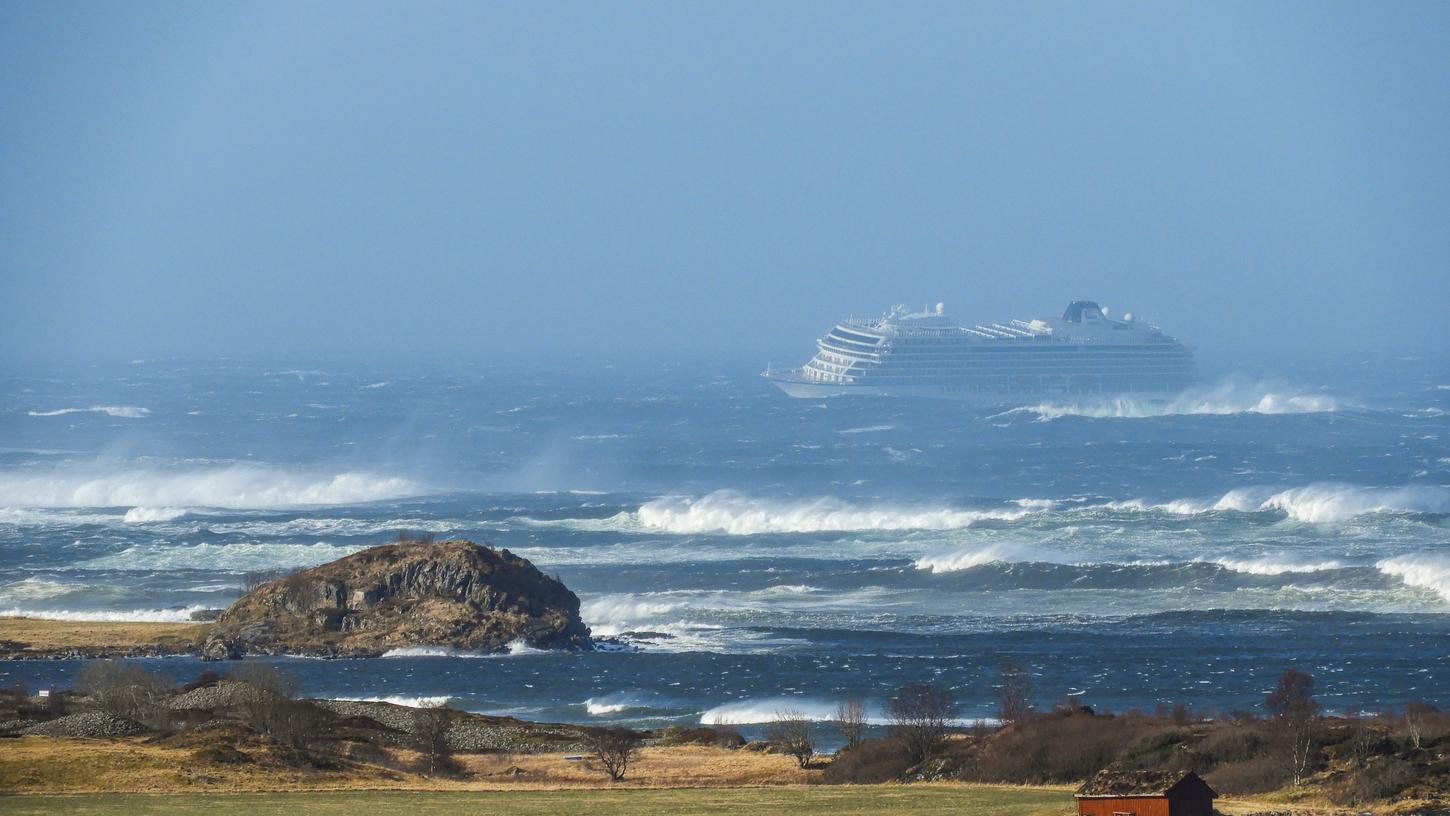 Diese Bilder zeigen die "Viking Sky", wie sie Richtung Küste driftet.