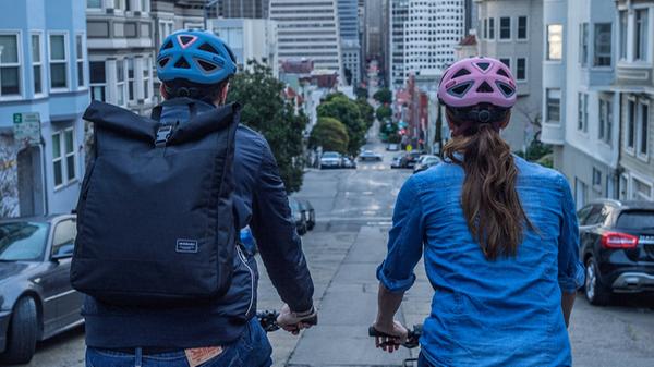 Falsch. Es gibt in Deutschland keine Helmpflicht für Radfahrer, deshalb bekommen Radler, die sich bei einem Unfall verletzt, aber keinen Helm getragen haben, in aller Regel keine Teilschuld aufgebrummt. Die gegnerische Haftpflichtversicherung muss somit für alle Kosten aufkommen. Dies gilt vor allem dann, wenn der Radler unschuldig in den Unfall verwickelt worden ist. Letztlich aber kommt es auf den Einzelfall an. Einige Haft-, Unfall- oder Berufsunfähigkeitsversicherungen verweigern nach einem Fahrradunfall ohne Helm womöglich die volle Kostenübernahme, sinnvoll ist es daher, sich den Versicherungsvertrag genau anzusehen. Zudem ist es möglich, dass Rennrad- oder Mountainbike-Fahrer aufgrund ihres im Vergleich zu Alltagsradlern höheren Verletzungsrisikos strenger behandelt werden.