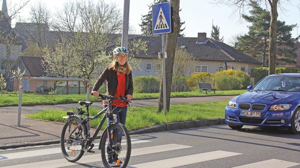 Falsch. Aber: Wenn die Straße nicht wirklich in beiden Richtungen frei ist, sollten sie es besser tun. Denn Vorrang vor dem Autoverkehr haben Radler nur, wenn sie am Zebrastreifen absteigen und schieben. Muss ein Autofahrer bremsen oder halten, weil ein Radfahrer den Zebrastreifen radelnd überquert, so droht ein Bußgeld wegen einer vermeidbaren Behinderung. Kommt es gar zu einem Unfall, kann dem Radler zumindest eine Mitschuld angelastet werden.