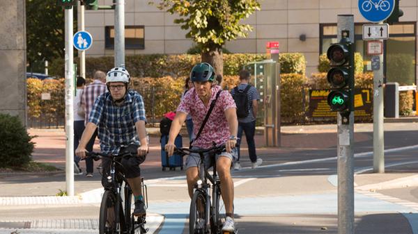 Falsch. Normalerweise darf der Radweg nur in eine Richtung befahren werden. Allerdings gibt es auch eine Ausnahme: Wenn der Radweg in beiden Richtungen als solcher gekennzeichnet ist, wie auf dem Bild, oder wenn sich unter dem Radwegzeichen ein Zusatzschild mit zwei gegenläufigen Pfeilen findet.