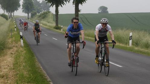 Falsch. Manchmal dürfen Radfahrer durchaus nebeneinander fahren. In Fahrradstraßen beispielsweise. Aber auch dann, wenn der Verkehr durch solches Verhalten nicht behindert wird (§ 2 Abs. 4 StVO). Das ist zum Beispiel in Straßen der Fall, die breit genug sind, dass Autofahrer die Radler mit mindestens eineinhalb Metern seitlichem Abstand überholen können.
