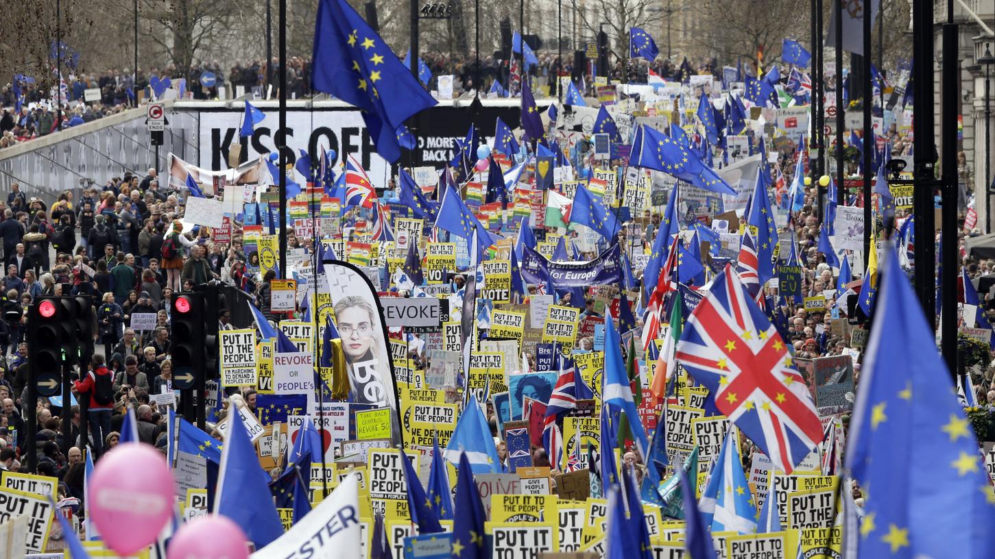 Der Widerstand der Brexit-Gegner in Großbritannien nimmt auch auf der Straße weiter zu: An einer Anti-Brexit-Demo in London beteiligten sich am Samstag nach Angaben des Veranstalters People's Vote mehr als eine Million Menschen aus allen Teilen Großbritanniens.