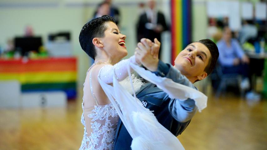 Zum vierten Mal richtete die Fürther Tanzsportgemeinschaft das Kleeblatt-Turnier in den Standard- und Lateintänzen der Frauen- und Männerpaare aus. Tania Dimitrova und Ines Dimitrova.