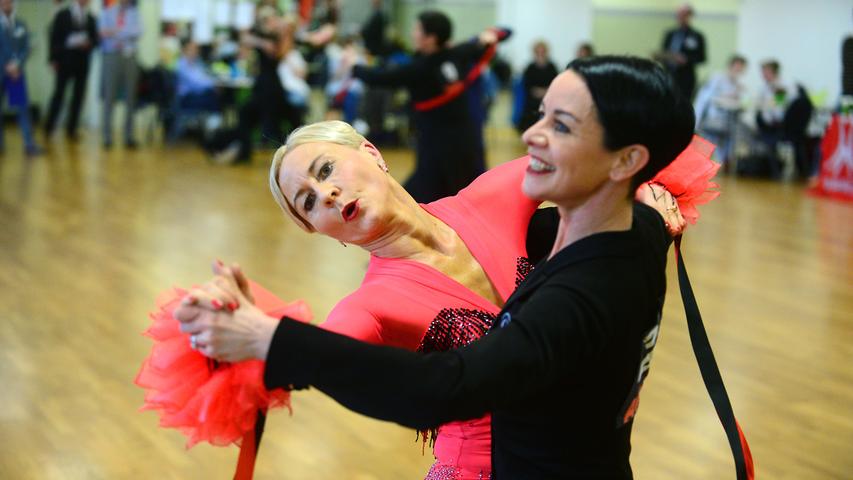 Zum vierten Mal richtete die Fürther Tanzsportgemeinschaft das Kleeblatt-Turnier in den Standard- und Lateintänzen der Frauen- und Männerpaare aus. Caroline Privou und Petra Zimmermann.