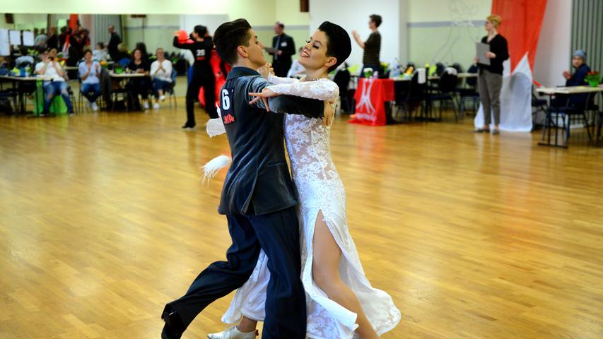Zum vierten Mal richtete die Fürther Tanzsportgemeinschaft das Kleeblatt-Turnier in den Standard- und Lateintänzen der Frauen- und Männerpaare aus. Tania Dimitrova und Ines Dimitrova.