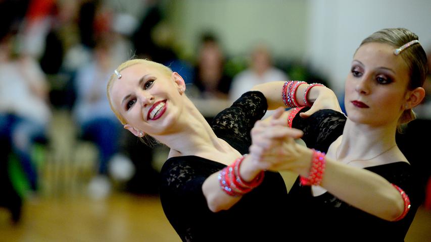 Zum vierten Mal richtete die Fürther Tanzsportgemeinschaft das Kleeblatt-Turnier in den Standard- und Lateintänzen der Frauen- und Männerpaare aus. Carina Bayerlein und Lea Baier.