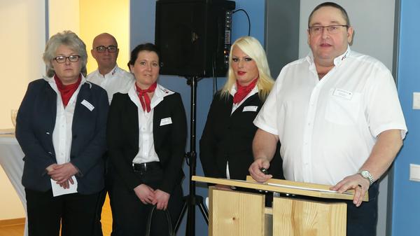 Rotkreuz-Kreisgeschäftsführer Rainer Braun Einrichtungsleiterin Marion Rupprecht, Pflegedienstchefin Marina Schwenk, Brauns Stellvertreter Martin Fickert und Tagespflegeleiterin Heide Paul (von rechts) stellten den BRK-Kreisverband und das neue Treuchtlinger Seniorenzentrum vor.