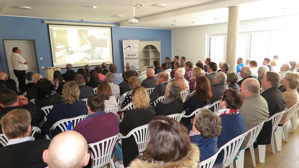 Mehrere Dutzend künftige Bewohner und Investoren waren gekommen, um ihr Miteigentum am neuen Treuchtlinger BRK-Seniorenzentrum in Augenschein zu nehmen und die Schlüssel zu erhalten.