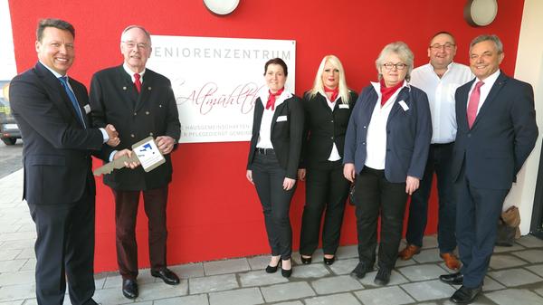 Schlüsselübergabe mit Projektentwickler Helmut Stranzinger, Rotkreuz-Kreisvorsitzendem Wolf-Dieter Ueberrück, Pflegedienstchefin Marina Schwenk, Einrichtungsleiterin Marion Rupprecht, Tagespflegeleiterin Heide Paul, Rotkreuz-Kreisgeschäftsführer Rainer Braun und Landratsstellvertreter Robert Westphal (von links).