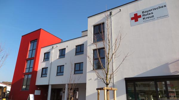 „Ein Platz für ältere Mitbürger mitten in der Gesellschaft“ und „ein Vorzeigeprojekt für ganz Bayern“ ist laut Bürgermeister Werner Baum das neue Seniorenzentrum des Rotkreuz-Kreisverbands Südfranken in Treuchtlingen. Die Käufer und künftigen Bewohner der insgesamt 60 Heimplätze, 30 Tagespflegeplätze und 42 Servicewohnungen erhielten nun die Schlüssel.