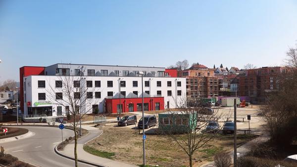 Blick vom Dach der Altmühltherme auf das neue Treuchtlinger Seniorenquartier: Links der Heimbau mit Apotheke (am Kreisverkehr) und Arztpraxis (rot) im Erdgeschoss, den Pflege-Hausgemeinschaften in den beiden Etagen darüber sowie den sechs exklusiven Penthouse-Wohnungen im Dachgeschoss; rechts dahinter zwei der drei noch unfertigen „Wohntürme“ mit 42 barrierefreien Servicewohnungen.
