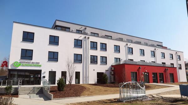 Zum Kreisverkehr gegenüber der Altmühltherme hin prangt auch schon das neue Apotheken-Schild. In den roten Gebäudeteil rechts zieht die Hausarztpraxis Dr. Peter Löw ein.