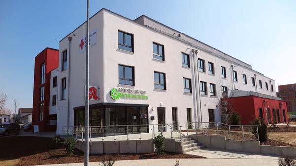 Zum Kreisverkehr gegenüber der Altmühltherme hin prangt auch schon das neue Apotheken-Schild. In den roten Gebäudeteil rechts dahinter zieht die Hausarztpraxis Dr. Peter Löw ein.