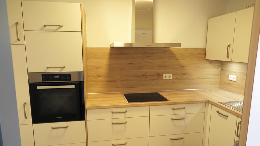 Die Mehrzimmer- und Penthouse-Wohnungen des neuen Treuchtlinger BRK-Seniorenzentrums sind auch jeweils mit einer eigenen Einbauküche ausgestattet...