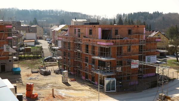 Blick von einer der Penthouse-Dachterrassen des neuen Treuchtlinger Rotkreuz-Seniorenzentrums auf den westlichsten der drei dahinter liegenden, noch im Rohbau befindlichen "Wohntürme" mit insgesamt 42 weiteren, barrierefreien "Servicewohnungen".