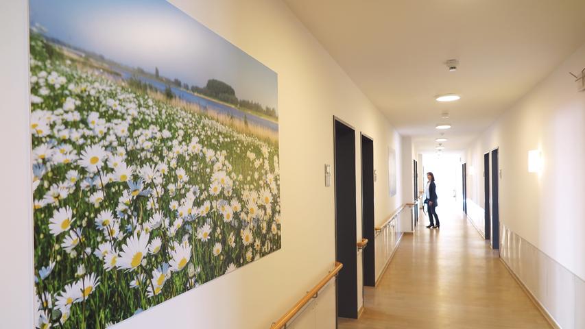 Die vier Hausgemeinschaften des neuen Treuchtlinger Rotkreuz-Pflegeheims sind nach Blumen benannt und farblich gestaltet – hier der Hauptflur der Gruppe „Margerite“ (gelb).