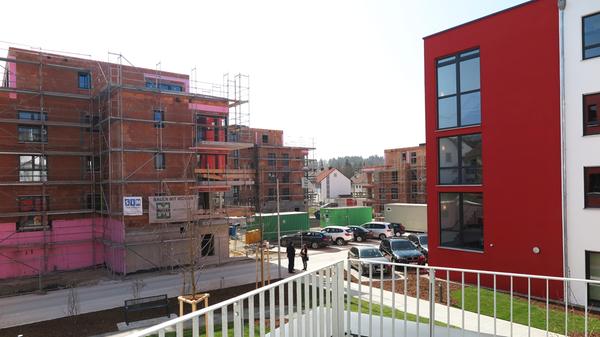 Blick von einer der Privatzimmer-Terrassen im ersten Obergeschoss des neuen Treuchtlinger Rotkreuz-Seniorenzentrums auf das gegenüber liegende Treppenhaus und die drei dahinter liegenden, noch im Rohbau befindlichen "Wohntürme" mit insgesamt 42 weiteren, barrierefreien "Servicewohnungen".