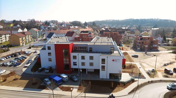 Blick vom benachbarten „Sparkassen-Hochhaus“ auf das neue Treuchtlinger Seniorenquartier: Vorn der Heimbau mit Tagespflege, Praxis und Apotheke im Erdgeschoss sowie den Wohnbereichen darüber; mittig und rechts dahinter die drei noch unfertigen „Wohntürme“.