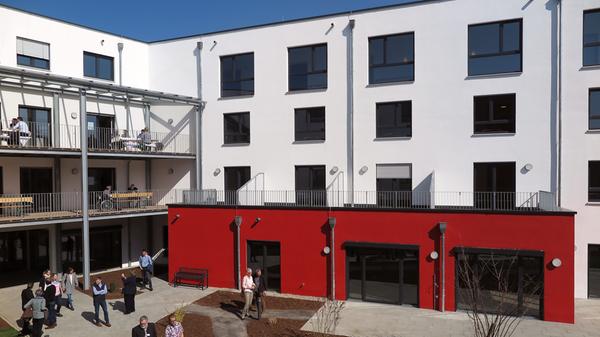 Richtung Süden öffnet sich der hufeisenförmige Komplex des neuen Treuchtlinger BRK-Seniorenzentrums hin zu einem begrünten Innenhof, über dem mehrere einzelne und drei große Gemeinschaftsterrassen thronen. Für die erste Besichtigung und Abnahme hatten die künftigen Bewohner und Vermieter bestes Frühlingswetter.