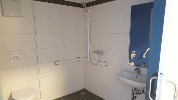 Die stationären Pflegezimmer des neuen Treuchtlinger Rotkreuz-Seniorenzentrums sind klein, aber modern, jeweils mit eigenem barrierefreiem Bad sowie teils mit, teils ohne Balkon.