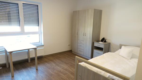 Die stationären Pflegezimmer des neuen Treuchtlinger Rotkreuz-Seniorenzentrums sind klein, aber modern, jeweils mit eigenem barrierefreiem Bad sowie teils mit, teils ohne Balkon.