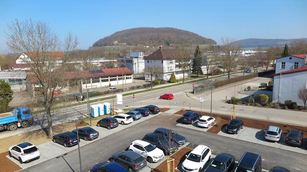 Blick aus dem Mehrzweckraum im Penthouse-Geschoss des neuen Treuchtlinger Rotkreuz-Seniorenzentrums nach Osten auf Parkplatz, Firma Alfmeier und den dahinter aufragenden Nagelberg.