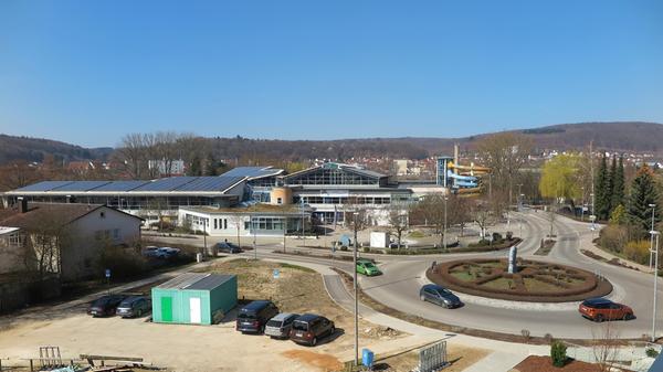 Blick aus einer der sechs exklusiven Penthouse-Wohnungen mit Dachterrasse des neuen Treuchtlinger Rotkreuz-Seniorenzentrums nach Westen auf die Stadtmitte und die gegenüberliegende Altmühltherme.