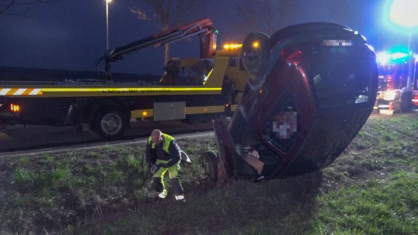 Unfall bei Kalchreuth: Opel macht Kopfstand im Graben