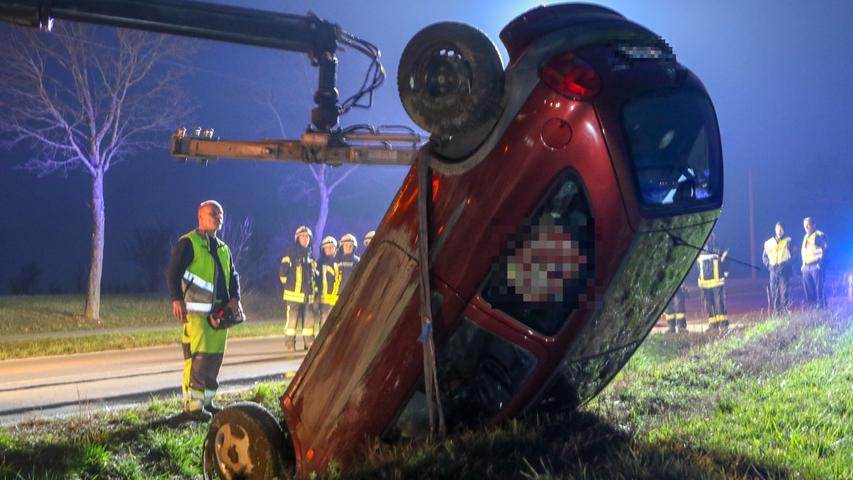Unfall bei Kalchreuth: Opel macht Kopfstand im Graben