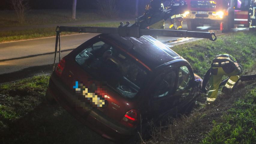 Unfall bei Kalchreuth: Opel macht Kopfstand im Graben
